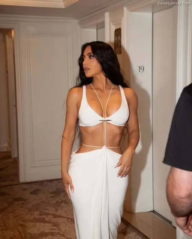 Kim Kardashian photo 4 of 4170