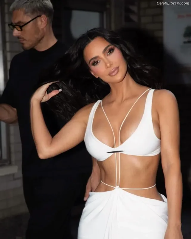 Kim Kardashian photo 6 of 4170