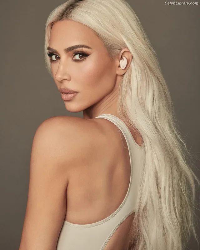 Kim Kardashian photo 20 of 4170