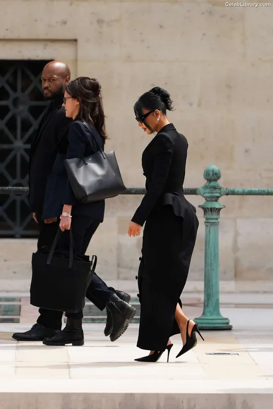 Kim Kardashian photo 3 of 4170