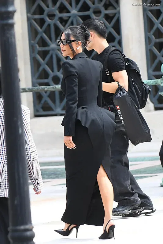 Kim Kardashian photo 8 of 4170