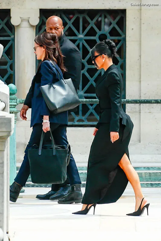 Kim Kardashian photo 11 of 4170