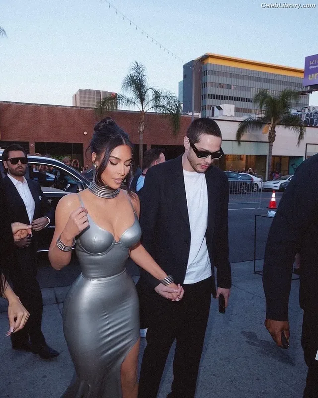 Kim Kardashian photo 21 of 4170