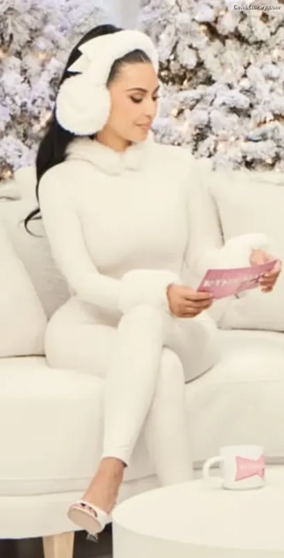 Kim Kardashian photo 9 of 4170