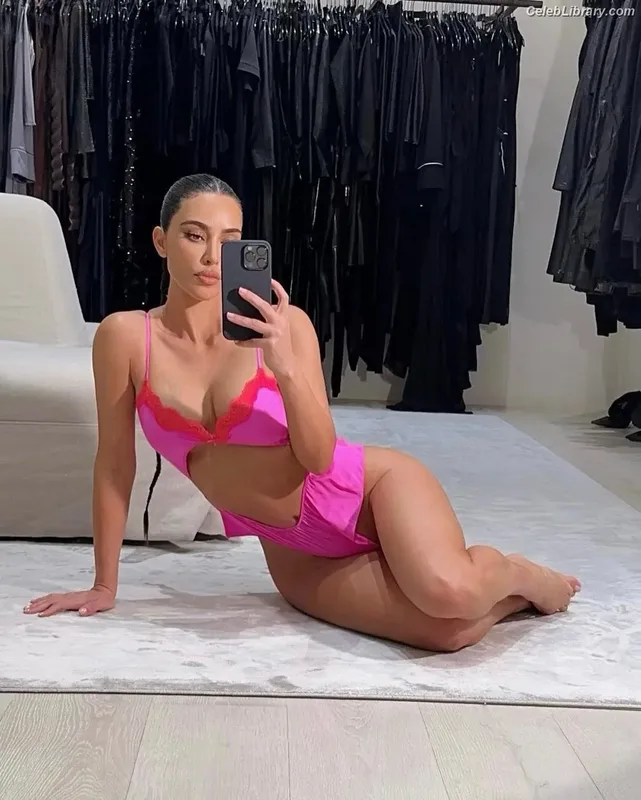 Kim Kardashian photo 11 of 4170