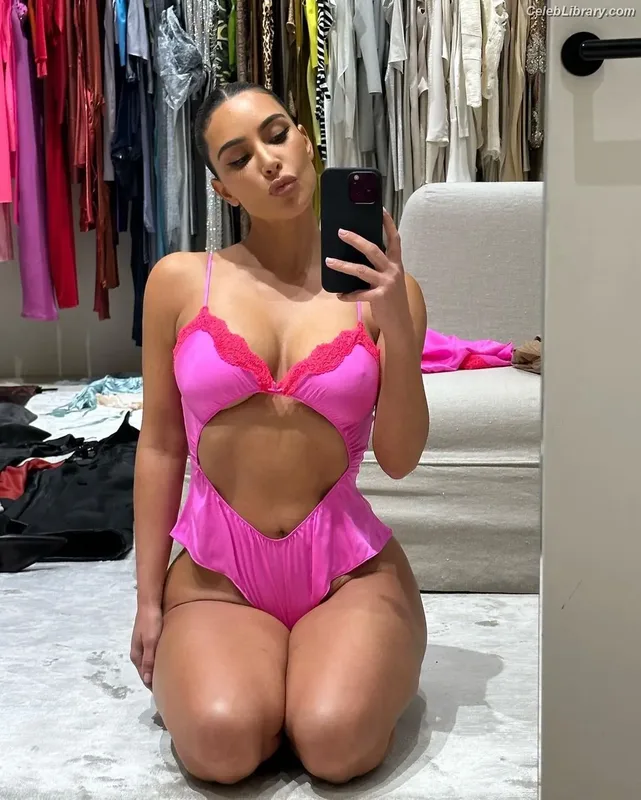 Kim Kardashian photo 13 of 4170
