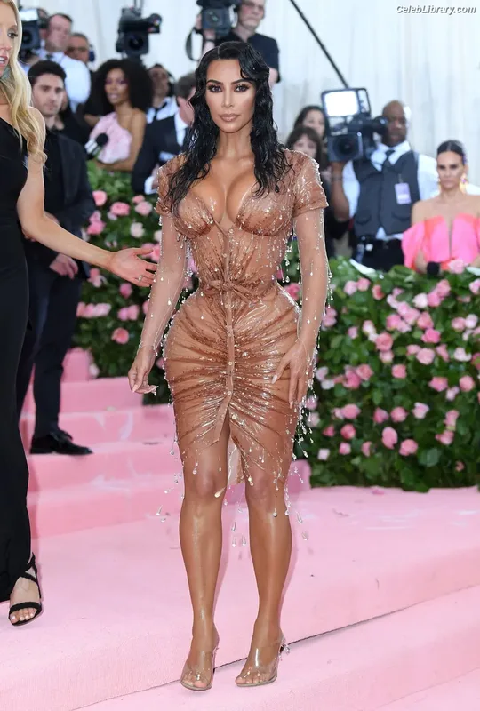 Kim Kardashian photo 18 of 4170