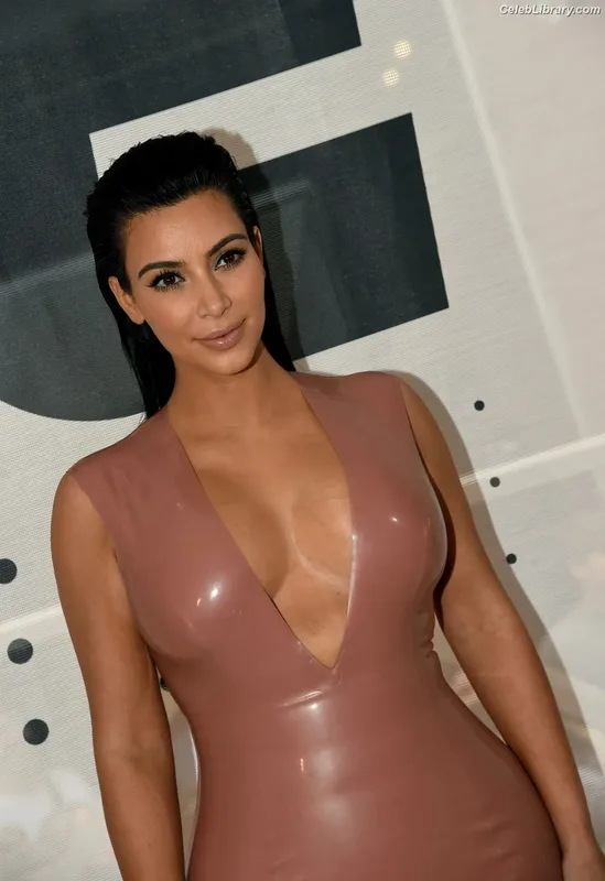 Kim Kardashian photo 7 of 4170