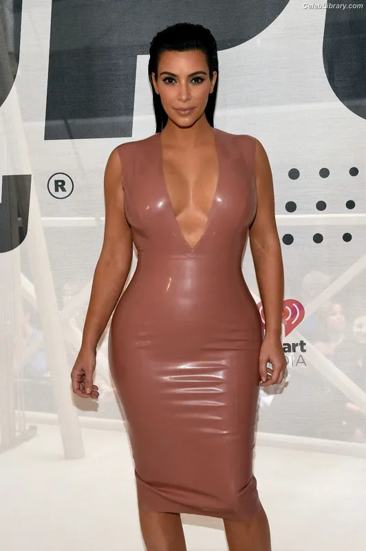Kim Kardashian photo 11 of 4170