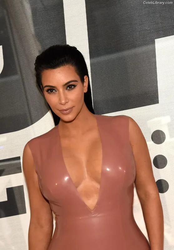Kim Kardashian photo 12 of 4170