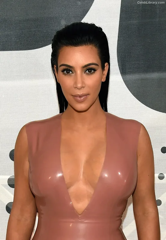 Kim Kardashian photo 13 of 4170