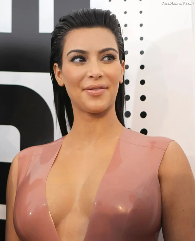 Kim Kardashian photo 17 of 4170