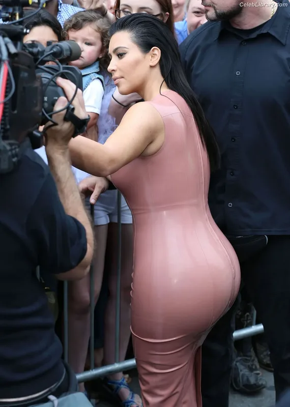 Kim Kardashian photo 18 of 4170
