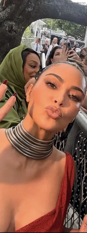 Kim Kardashian photo 19 of 4170