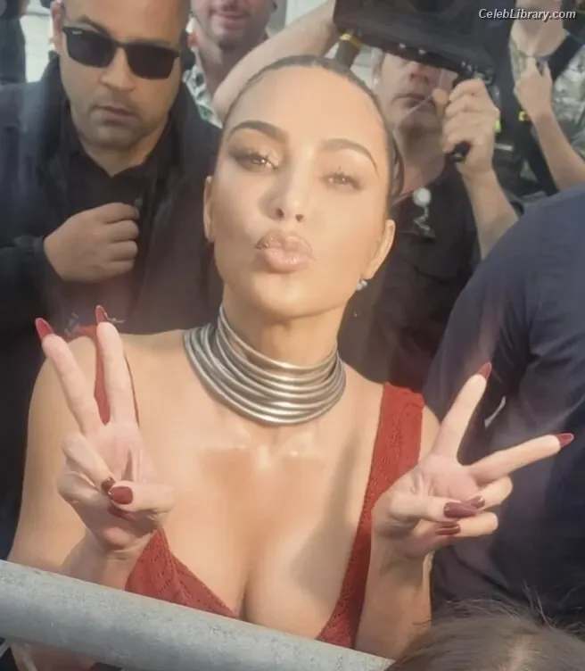 Kim Kardashian photo 20 of 4170