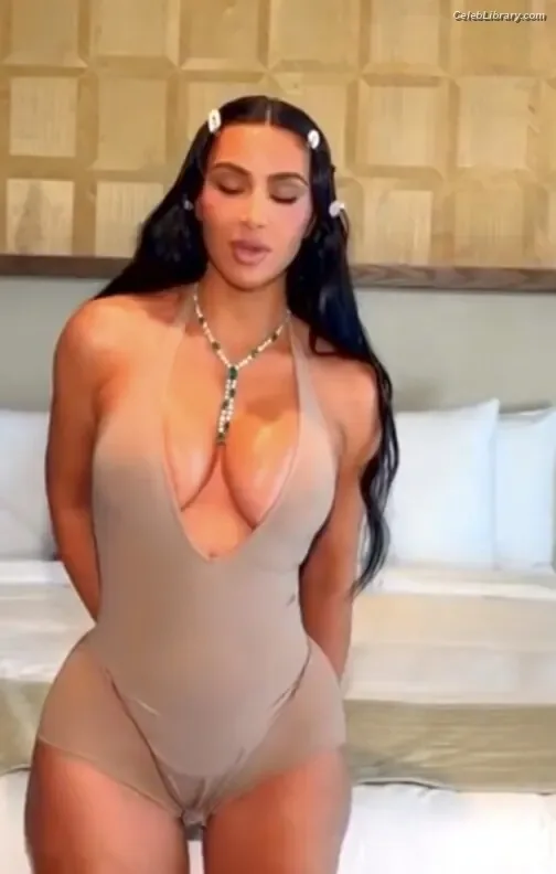 Kim Kardashian photo 21 of 4170