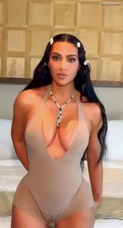 Kim Kardashian photo 22 of 4170