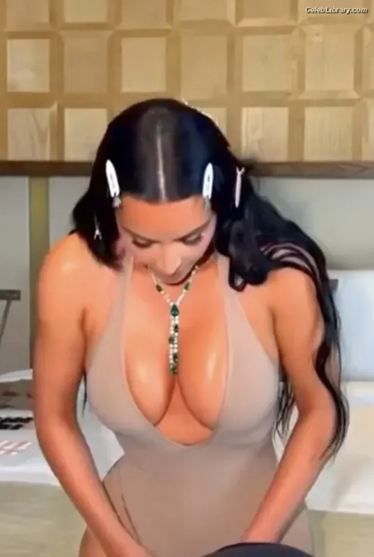 Kim Kardashian photo 23 of 4170