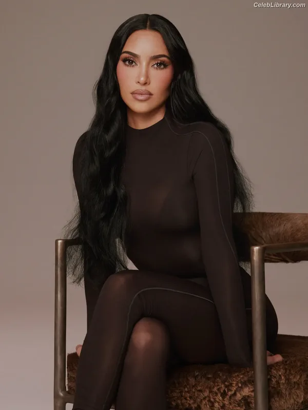 Kim Kardashian photo 5 of 4170