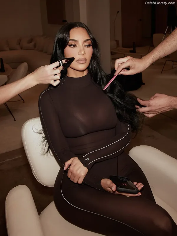 Kim Kardashian photo 6 of 4170