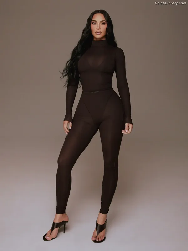 Kim Kardashian photo 7 of 4170