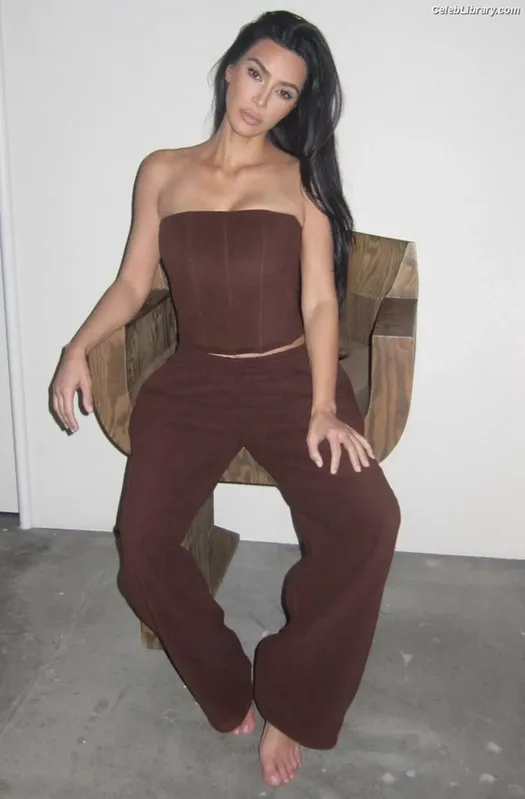 Kim Kardashian photo 21 of 4170