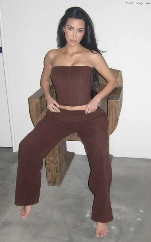 Kim Kardashian photo 22 of 4170