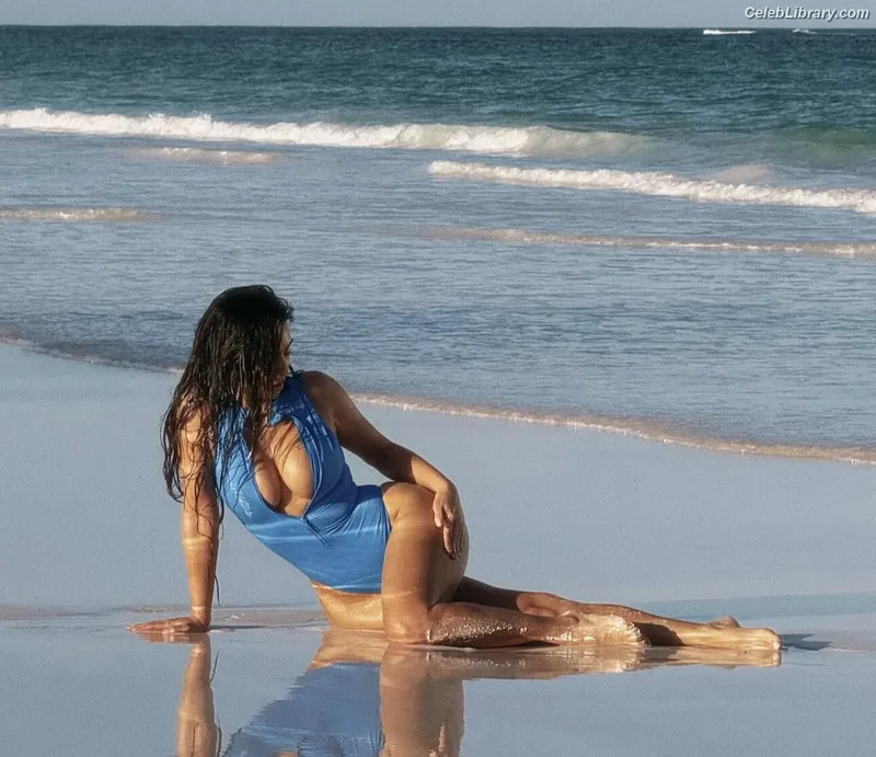 Kim Kardashian photo 24 of 4170