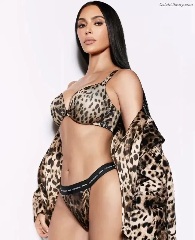 Kim Kardashian photo 18 of 4170