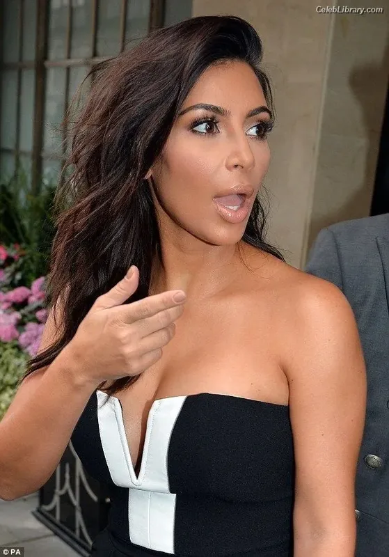Kim Kardashian photo 24 of 4170