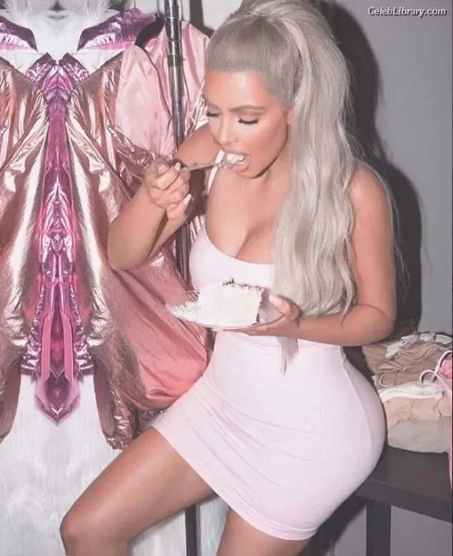 Kim Kardashian photo 3 of 4170