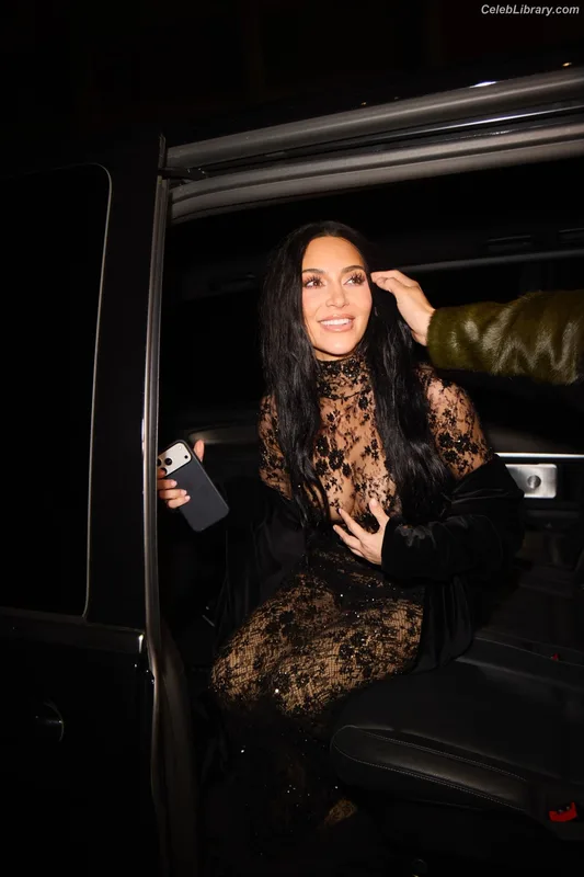 Kim Kardashian photo 13 of 4170