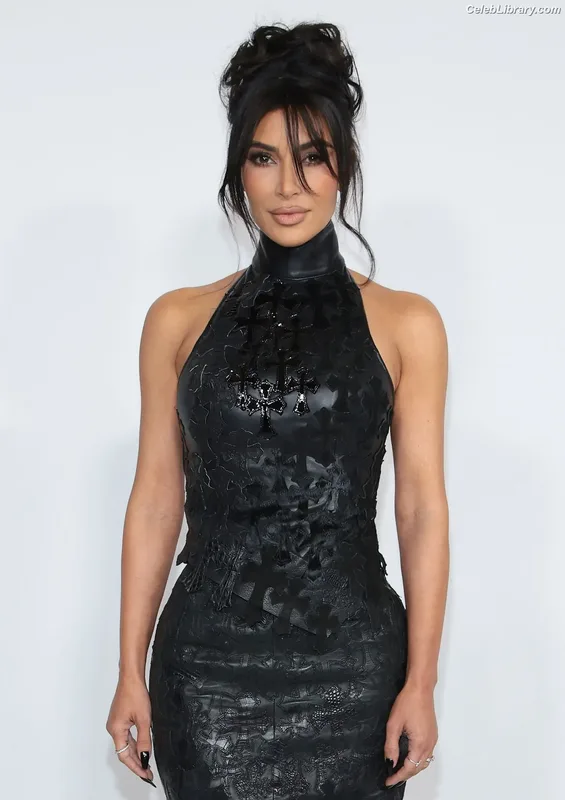 Kim Kardashian photo 12 of 4170