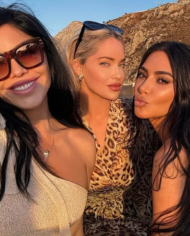 Kim Kardashian photo 1 of 4170