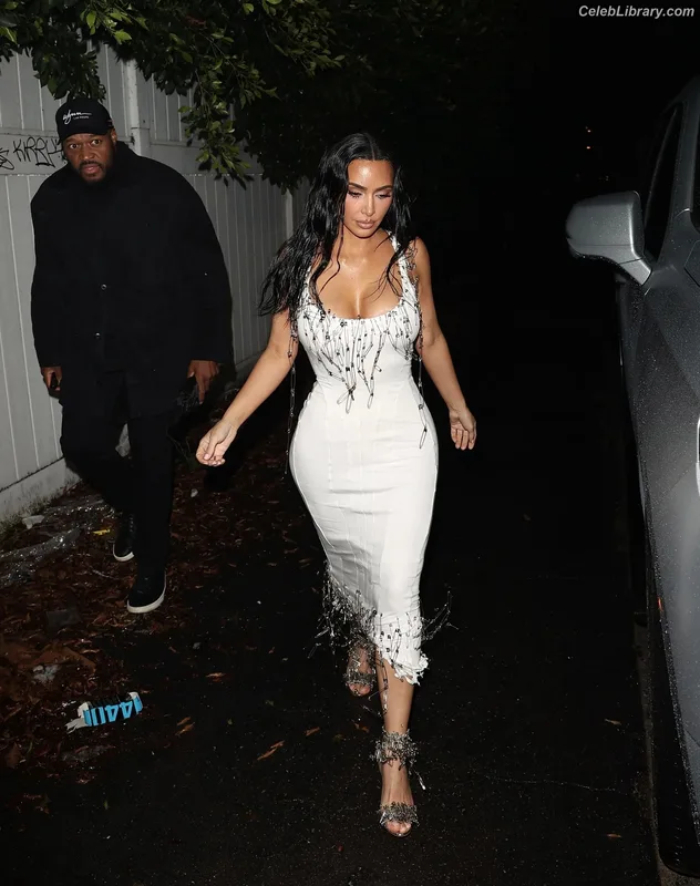 Kim Kardashian photo 18 of 4170