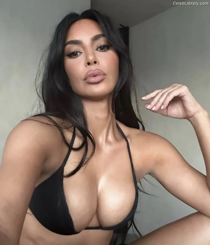 Kim Kardashian photo 20 of 4170