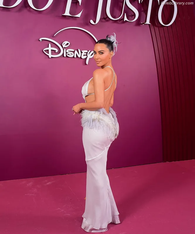 Kim Kardashian photo 1 of 4170