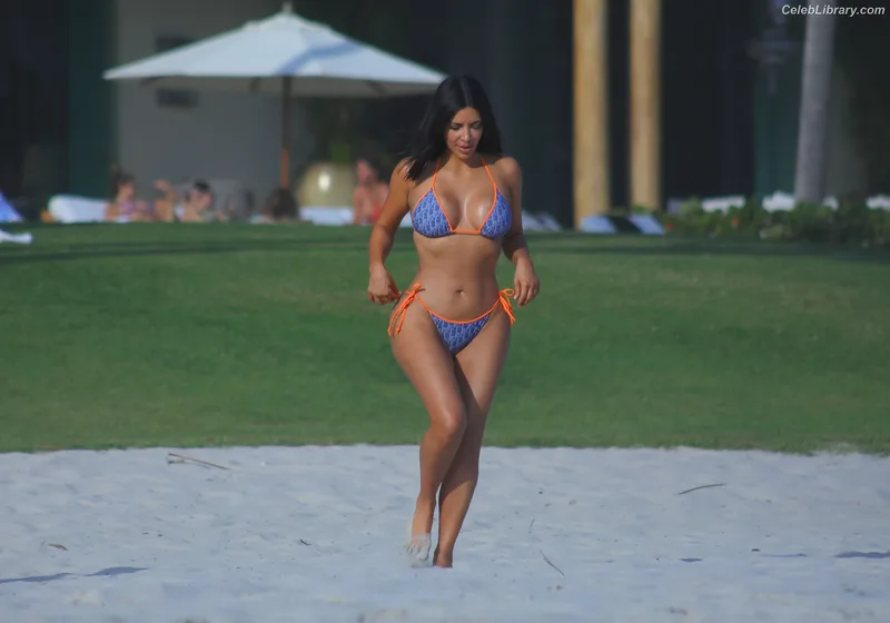 Kim Kardashian photo 22 of 4170