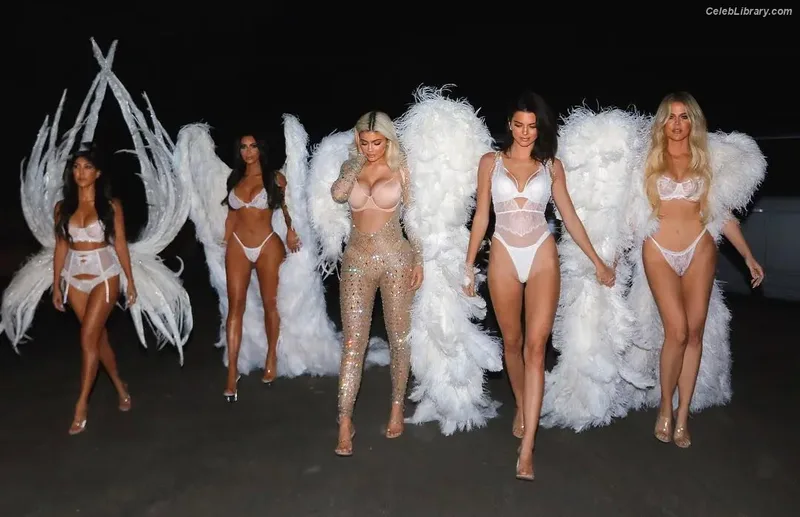 Kim Kardashian photo 20 of 4170