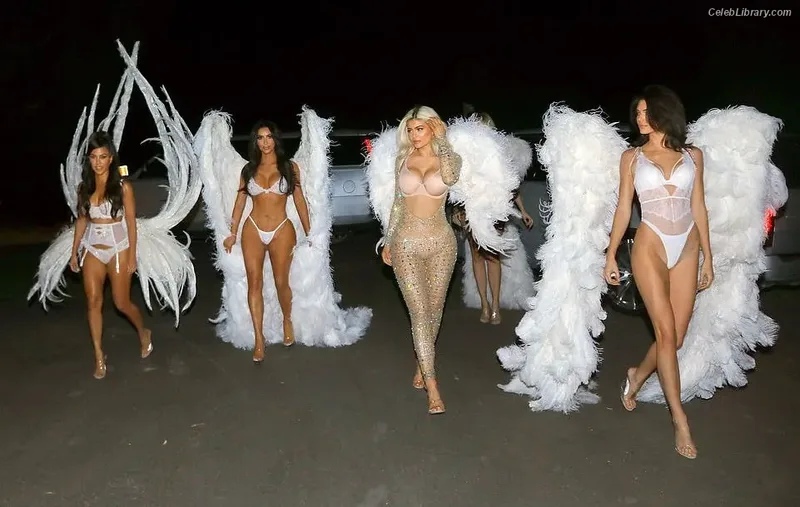 Kim Kardashian photo 21 of 4170