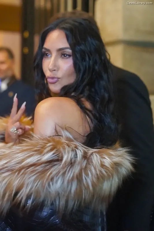 Kim Kardashian photo 11 of 4170