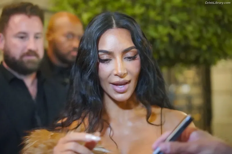 Kim Kardashian photo 12 of 4170