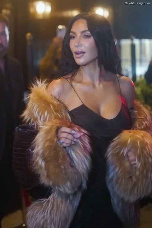 Kim Kardashian photo 13 of 4170
