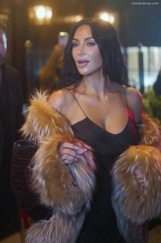Kim Kardashian photo 14 of 4170