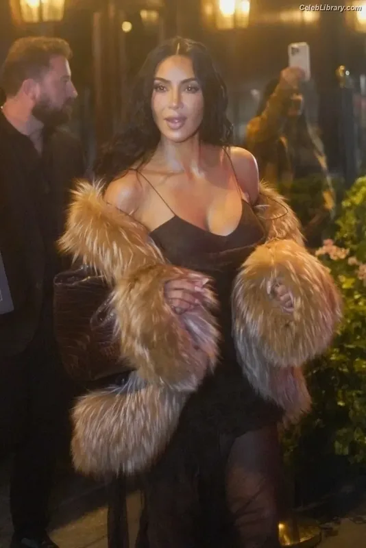 Kim Kardashian photo 15 of 4170