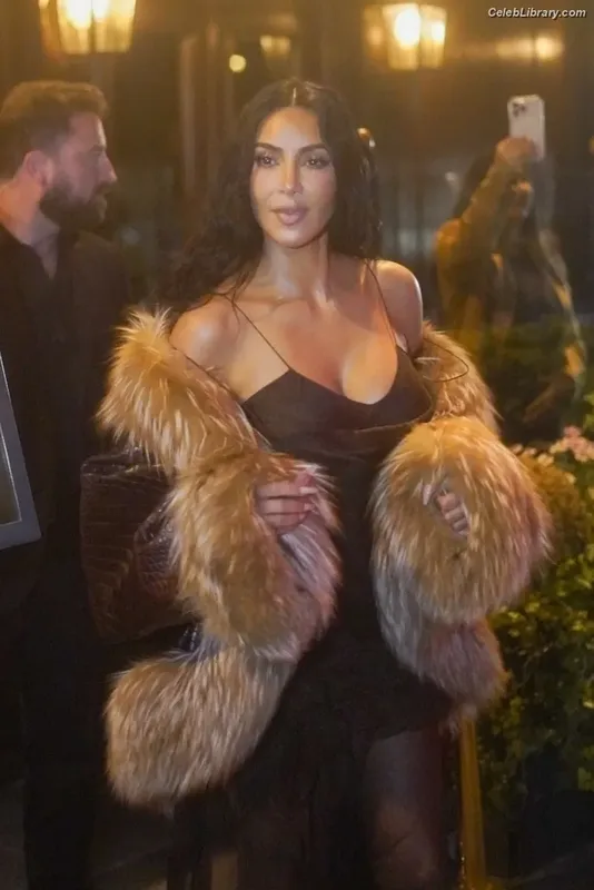Kim Kardashian photo 16 of 4170