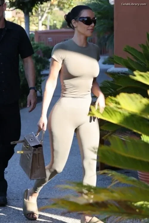 Kim Kardashian photo 19 of 4170