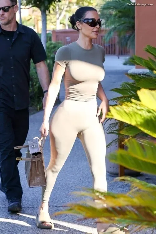 Kim Kardashian photo 20 of 4170