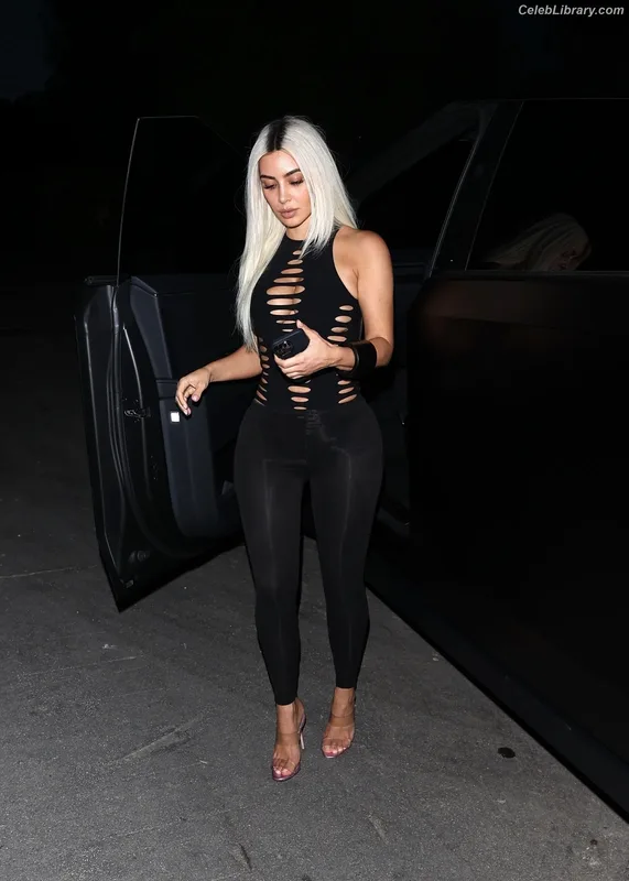 Kim Kardashian photo 12 of 4170