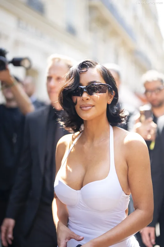 Kim Kardashian photo 3 of 4170